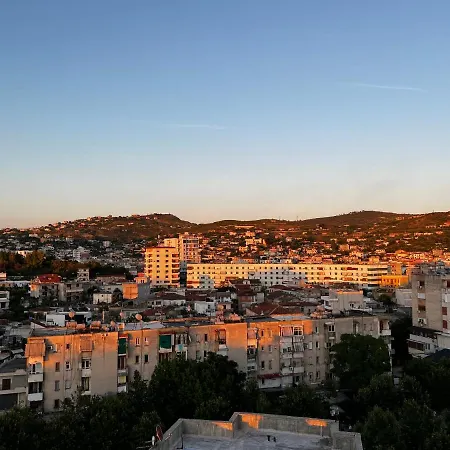 Lovely 2 Bedroom With Free Parking Apartament